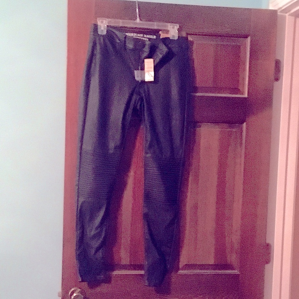 🌸NWT American Eagle Black Faux Leather Jeggings size 6 low rise stretch